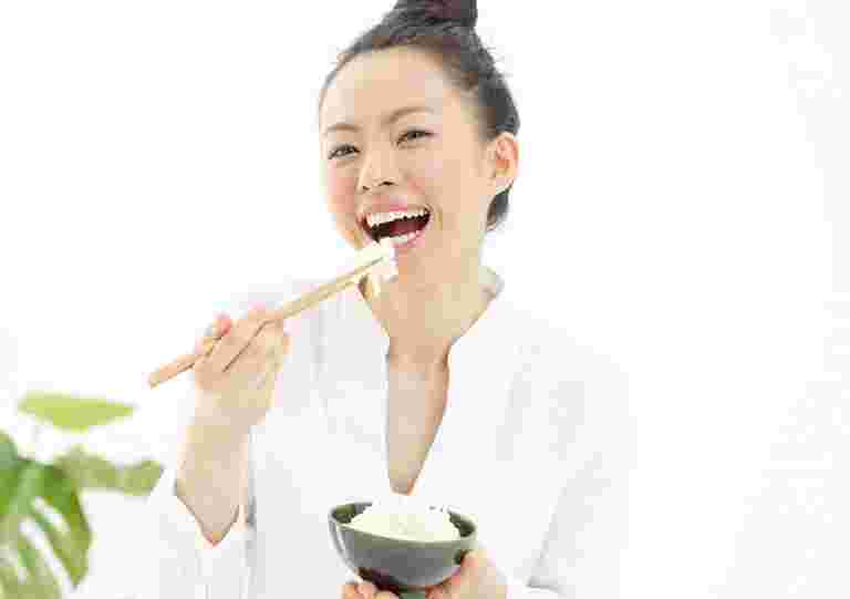 ご飯を食べる