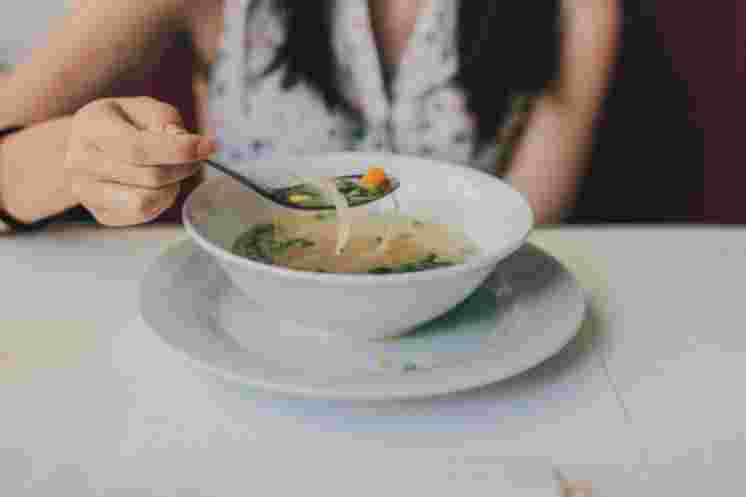 スープを食べている女性