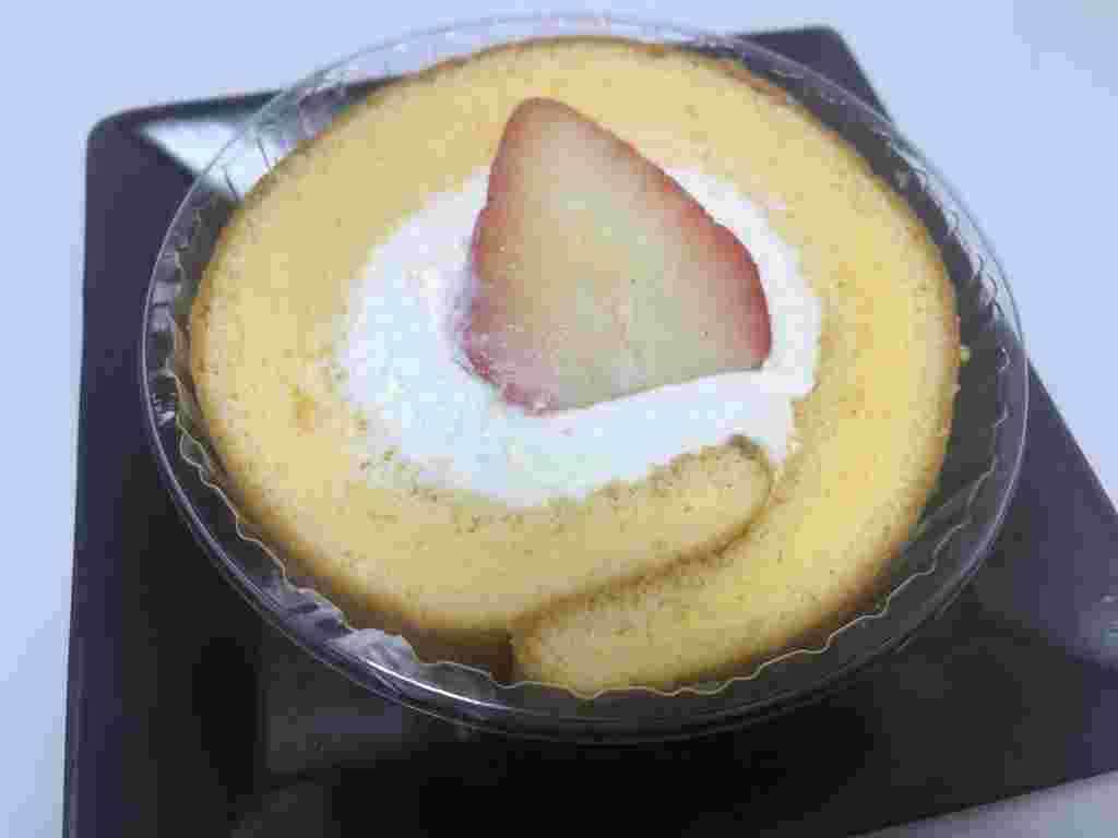 ジューシーないちごを使った大きないちごの厚切りロール