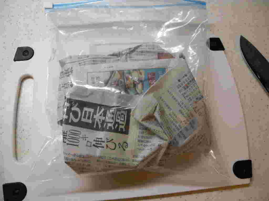 栗を新聞紙で包んで冷凍する