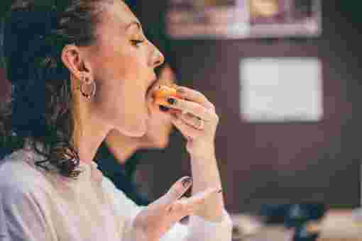 寿司を食べる外国人女性
