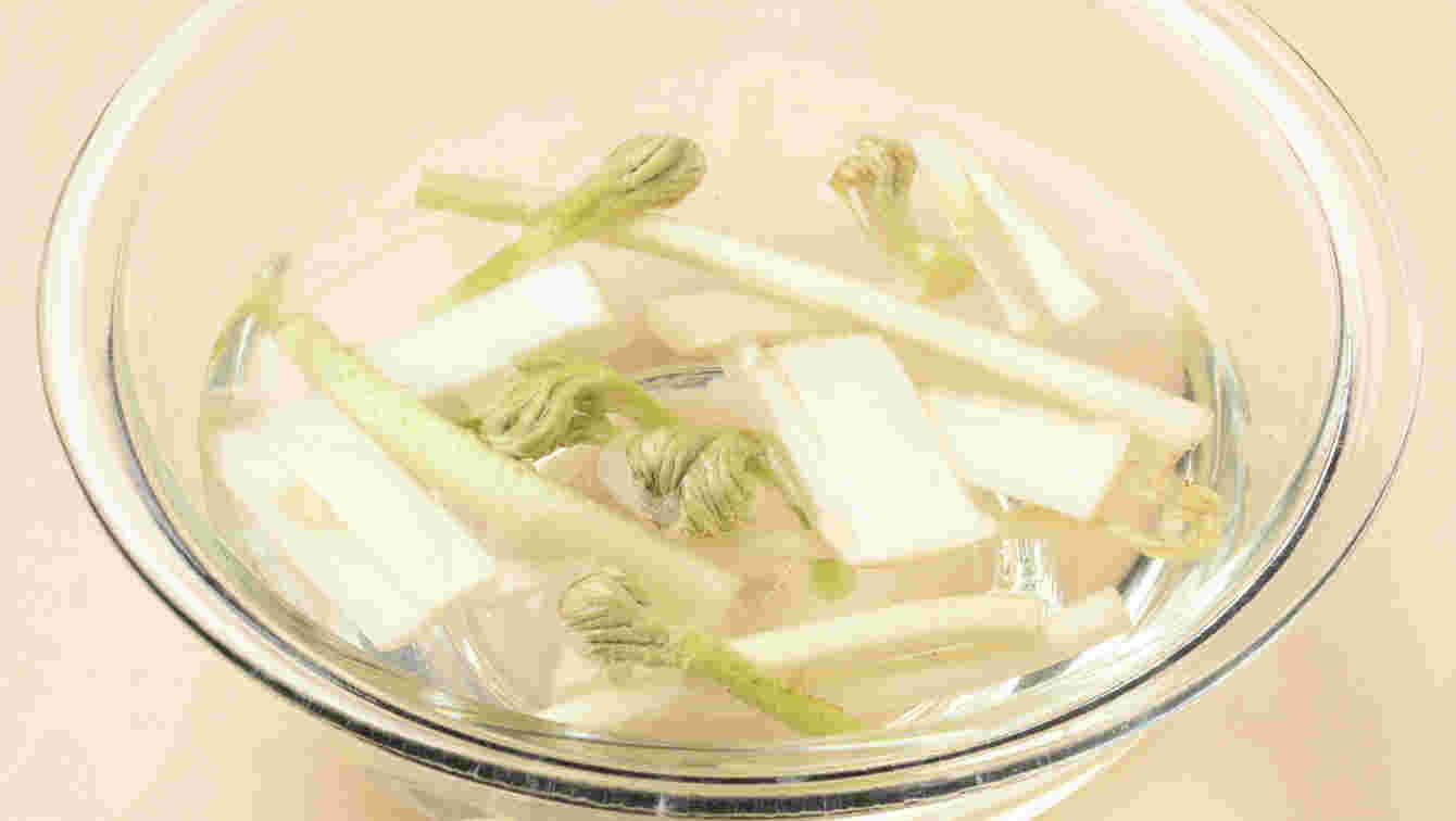 うどを酢水であく抜き