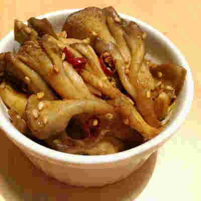 白い器に盛った「舞茸のカレー炒め」