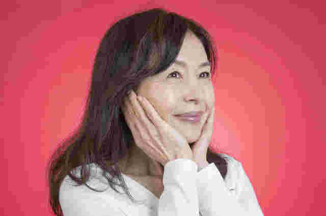 肌を気にする女性の様子