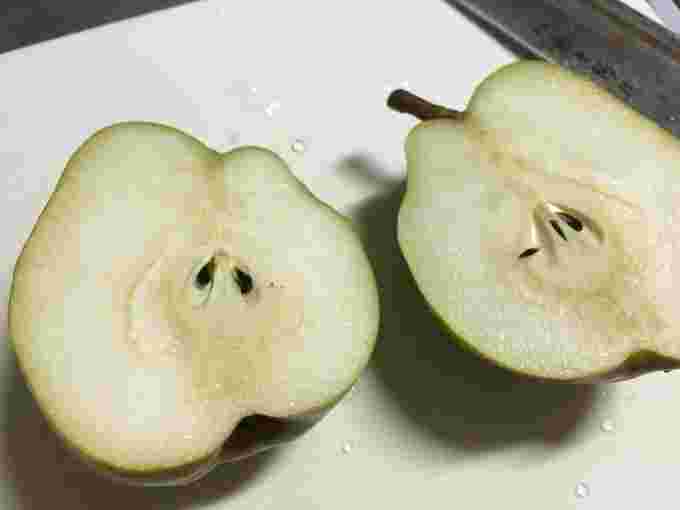 2つに切られたラフランス