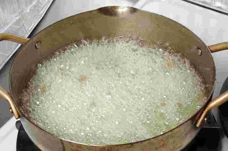 お鍋の中で油が泡立っている状態