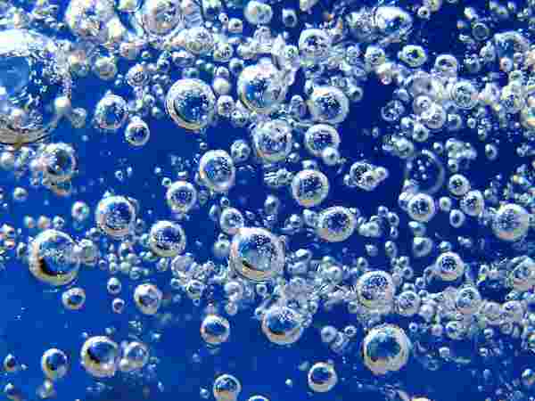 炭酸水の炭酸ガス気泡の様子