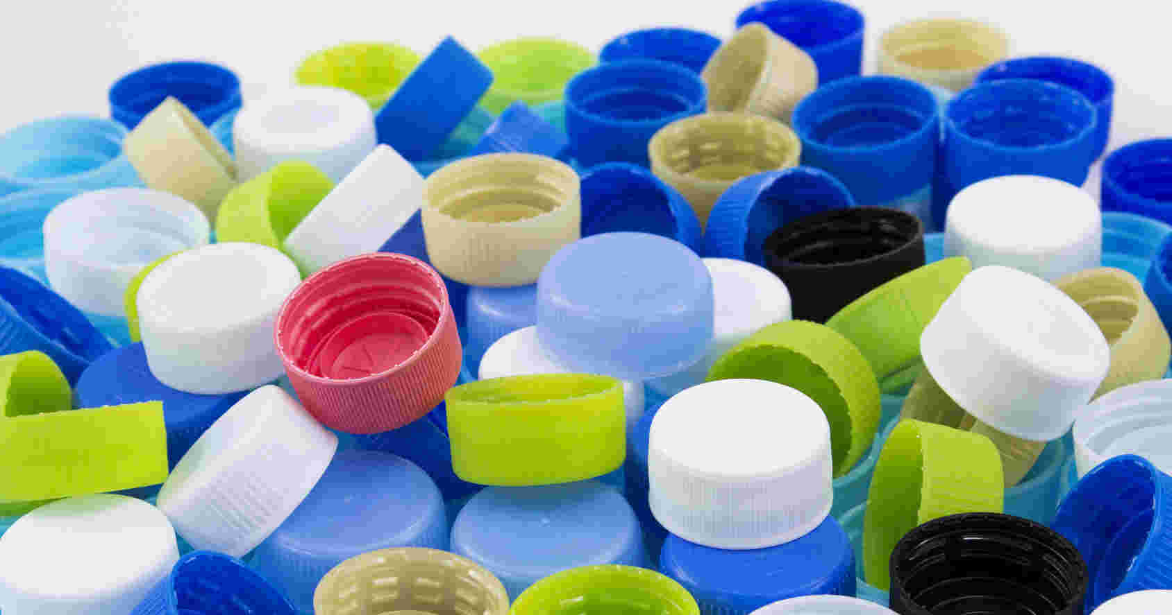 ペットボトルの蓋がたくさんある様子