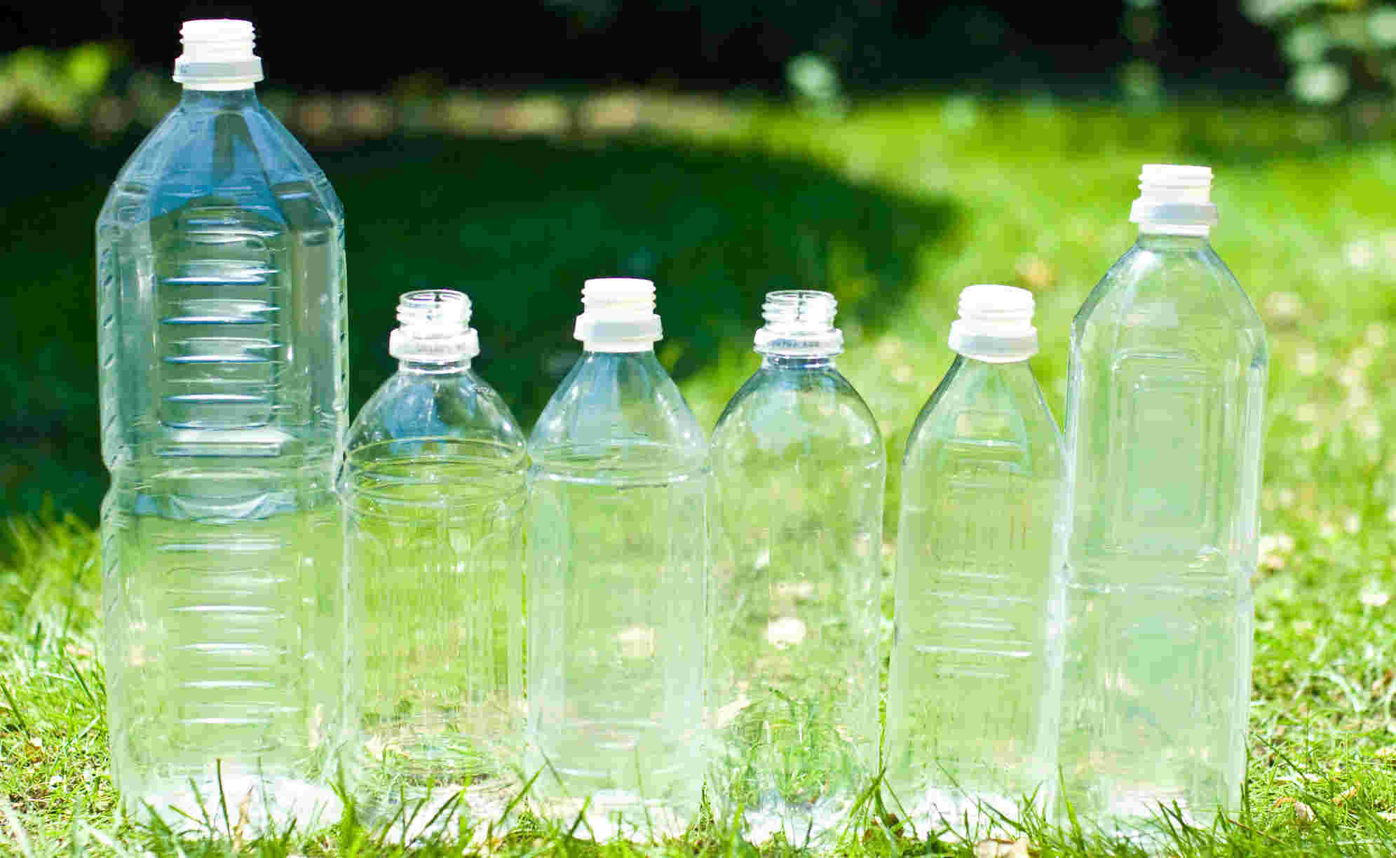 様々な大きさのペットボトルの容器の様子