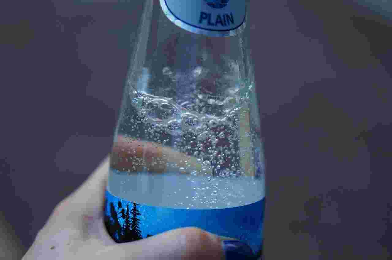 炭酸水の入ったペットボトルの様子