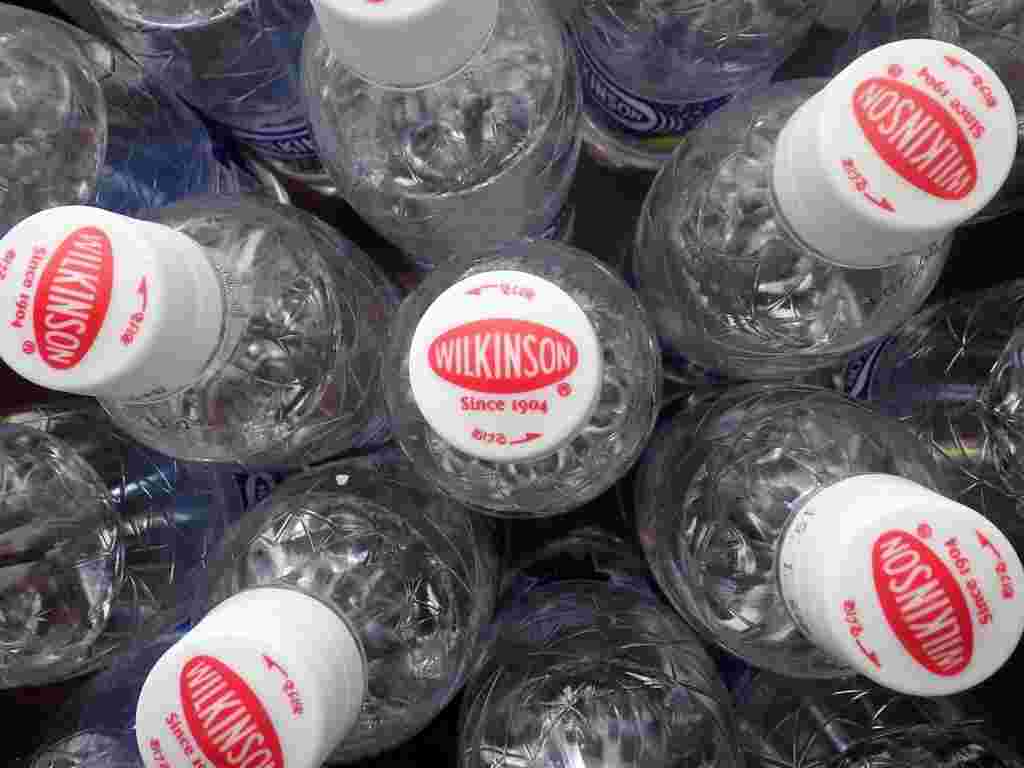 たくさんのペットボトルに入った炭酸水の様子