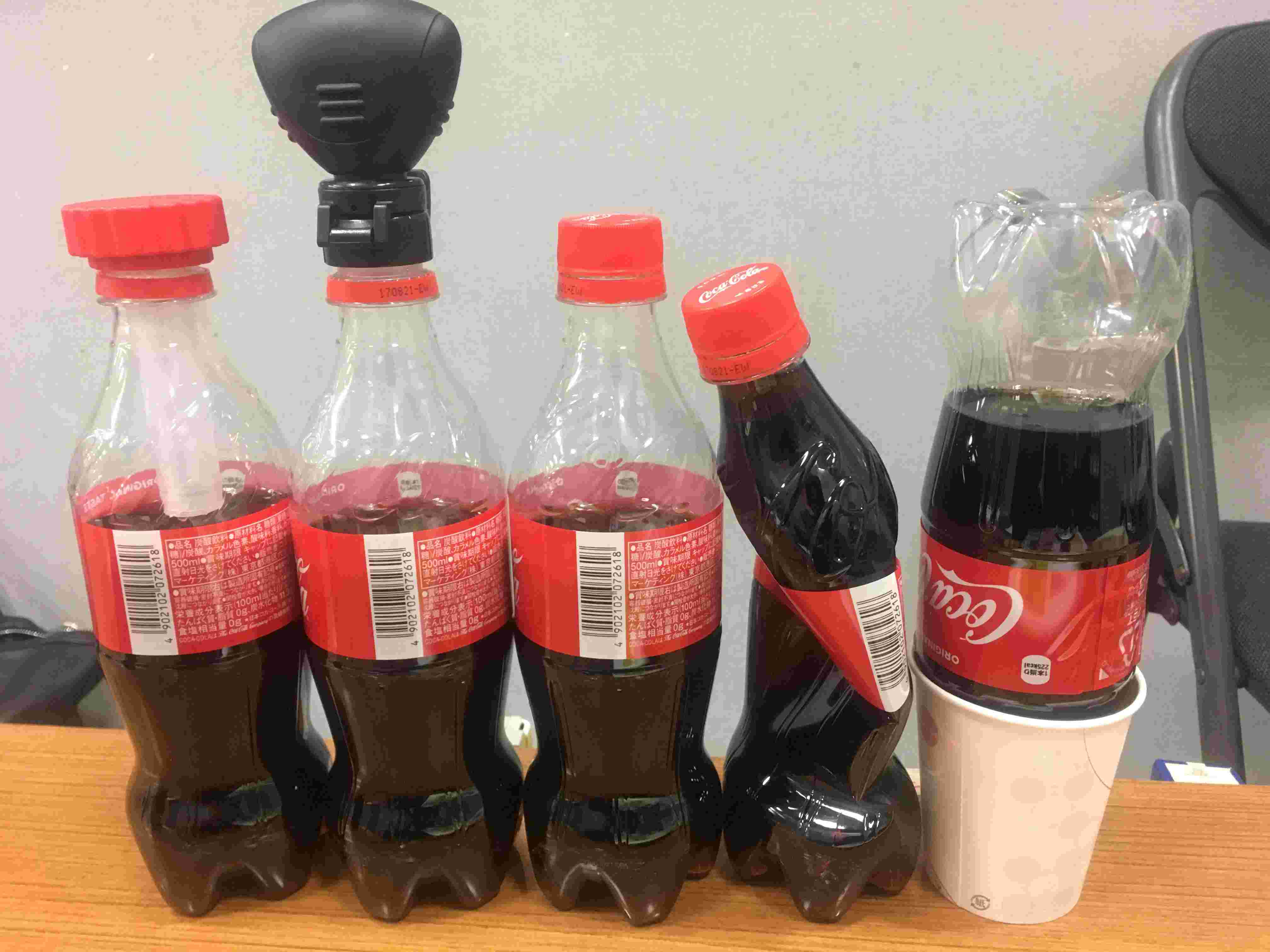 ポンぽ式の炭酸キャップを付けたコーラのペットボトル