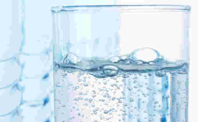 グラスに入った炭酸水の様子