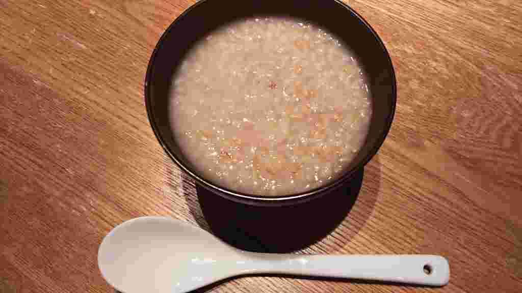 玄米粥とスプーン