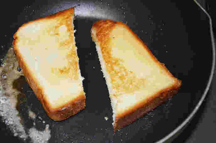 フライパンで焼いた食パンのイメージ