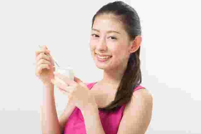 ヨーグルトを食べる女性
