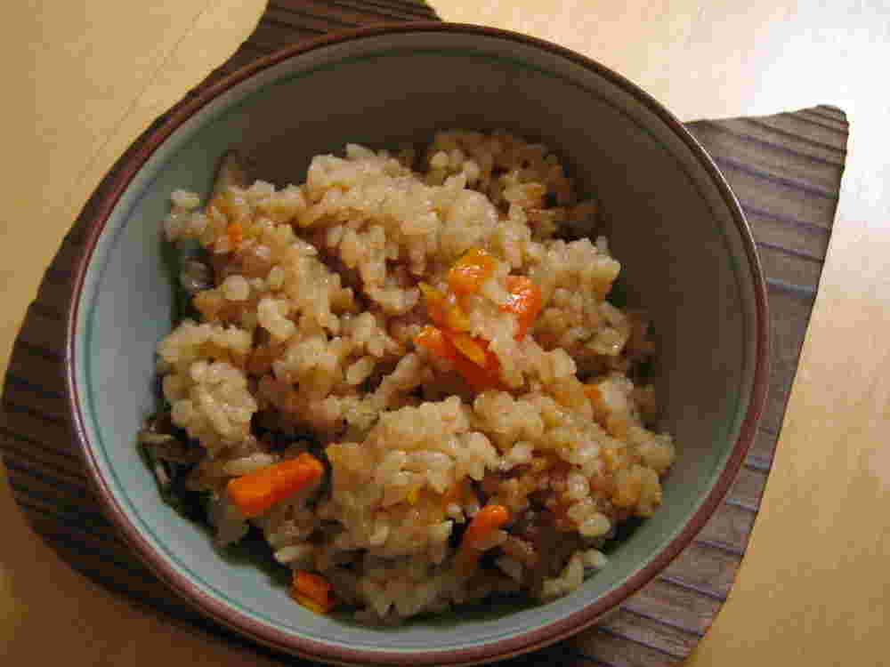 お茶椀に盛った舞茸の炊き込みご飯
