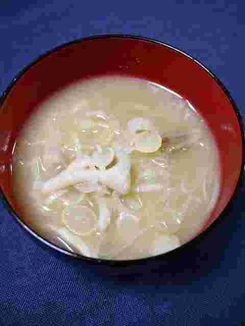 お椀に盛った舞茸の味噌汁