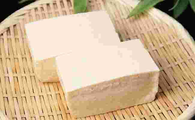 丸い竹ザルの上に2個の豆腐が綺麗に並べられている