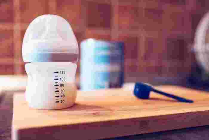 ミルクが入った哺乳瓶がテーブルの上に置いてある様子
