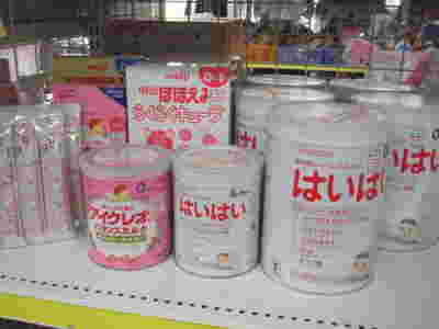 粉ミルクの缶が棚びたくさん並んでいる様子