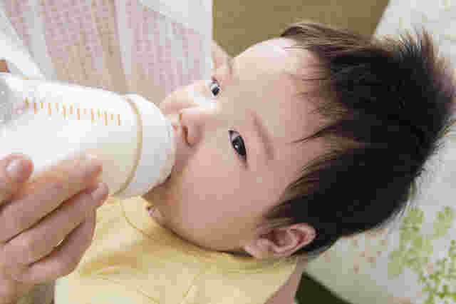 哺乳瓶からミルクを飲んでいる赤ちゃん