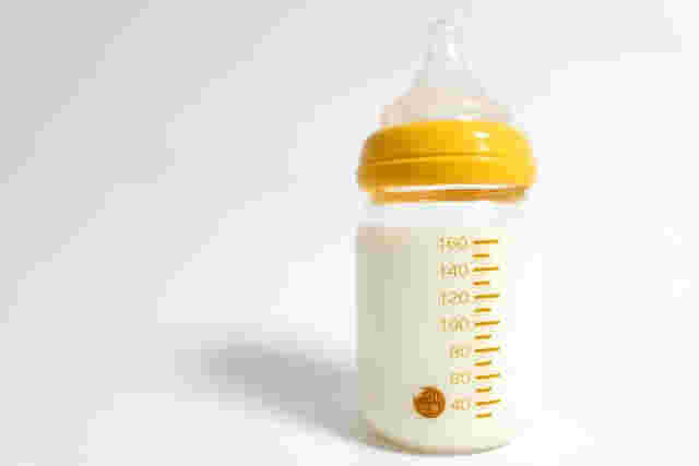 哺乳瓶に満タンに入っているミルク