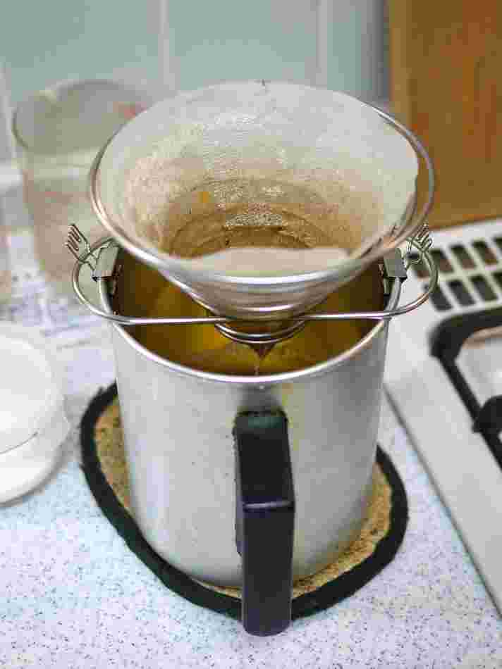 コーヒーフィルターで油を漉している