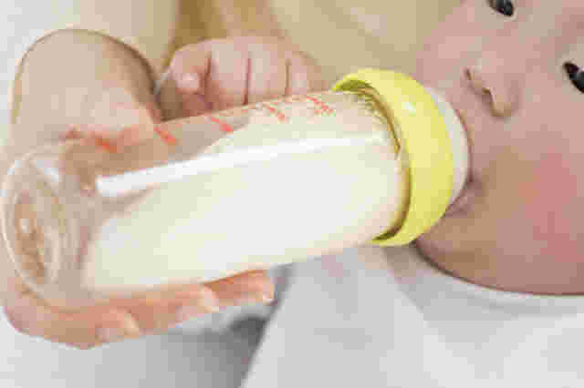赤ちゃんが哺乳瓶でミルクを飲んでいる様子
