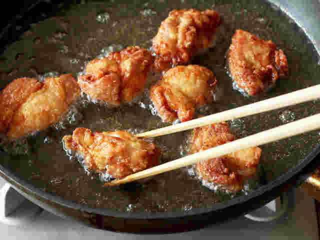 唐揚げをフライパンで揚げ焼きしている