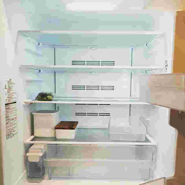 物がほとんど入っていない冷蔵庫