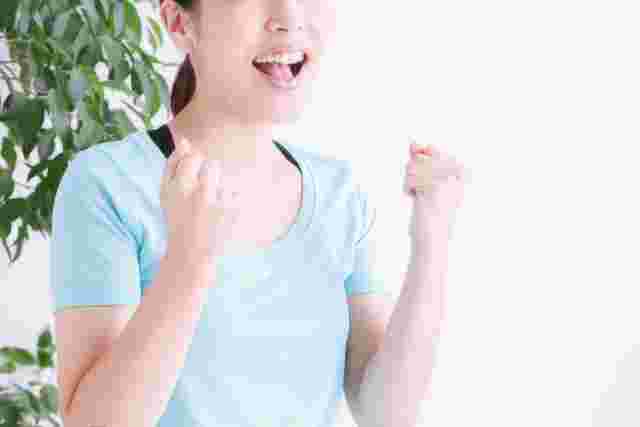 ガッツポーズをしている女性の写真