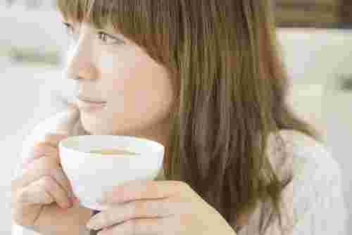 コーヒーを飲んでいる女性