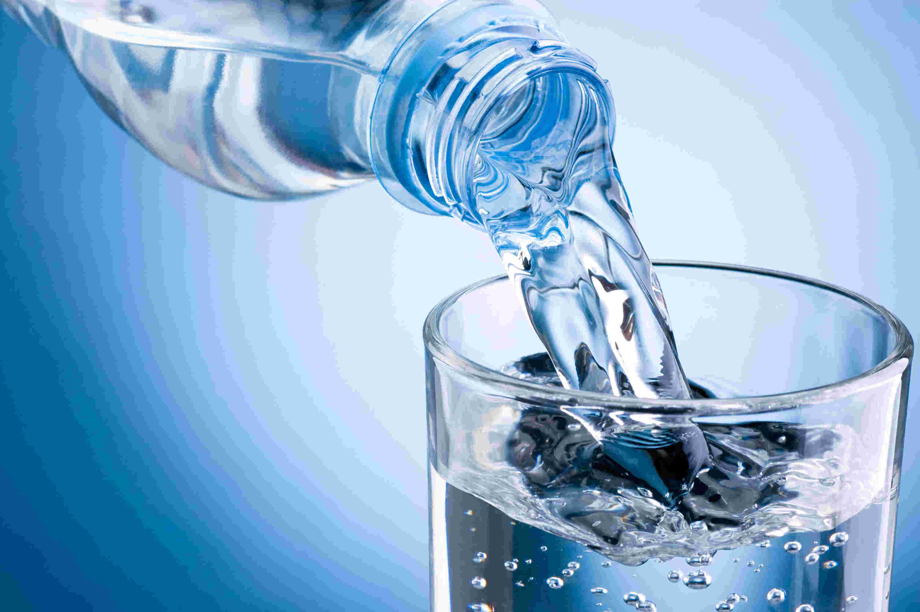 コップに注がれるお水