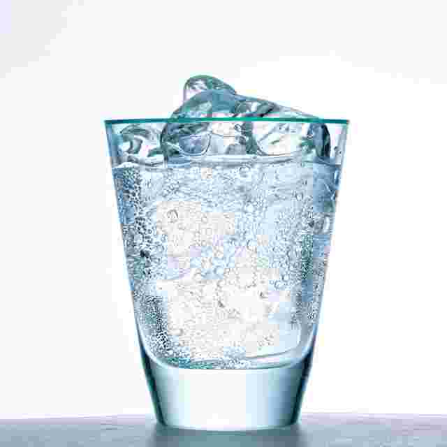 冷たい炭酸水が注がれているところ