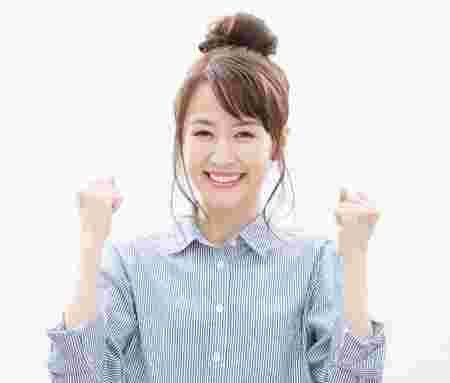 ガッツポーズをとる笑顔の女性