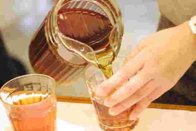 常温でお茶を入れているところ