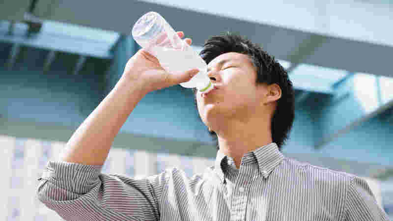 一気飲みする人物
