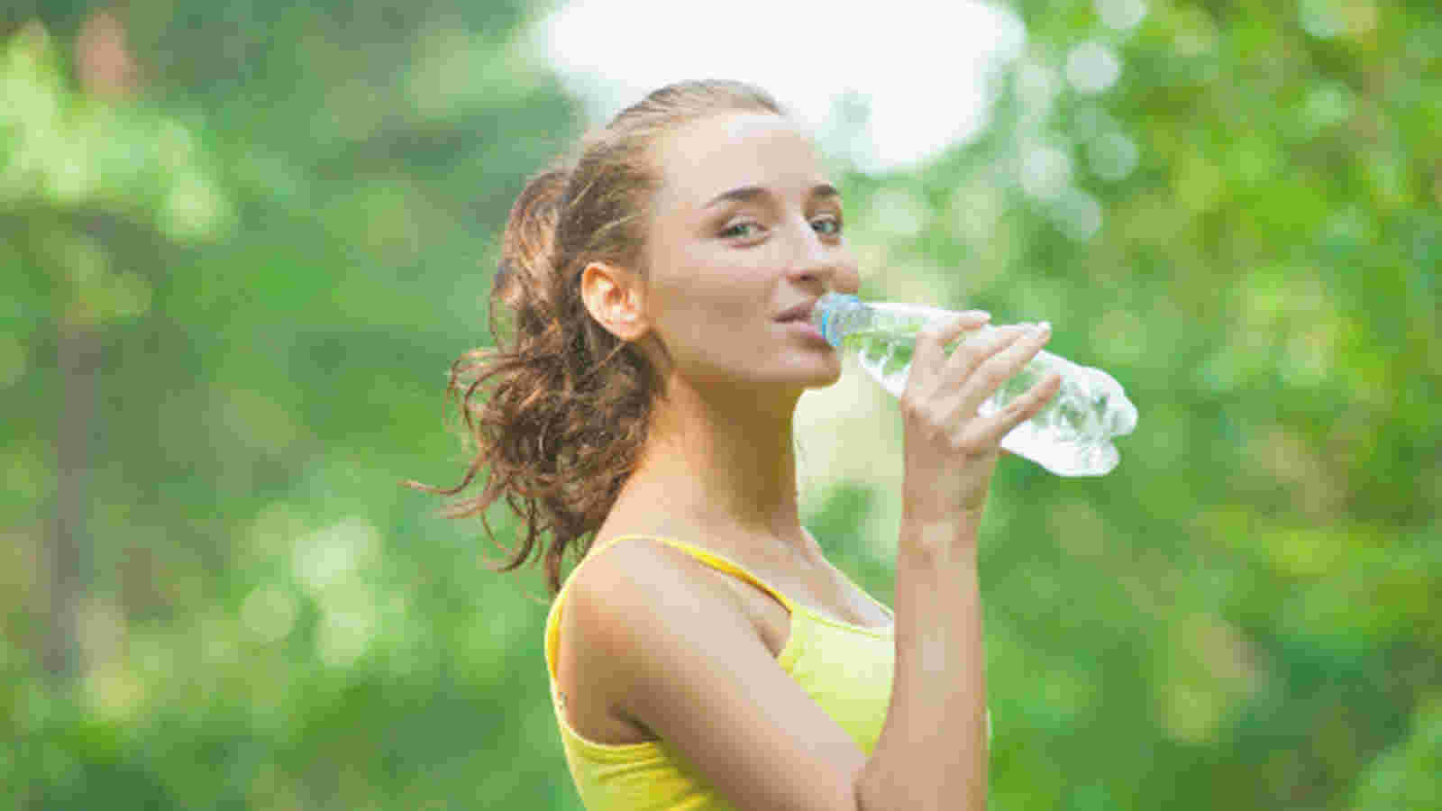 水を飲みながら微笑む女性