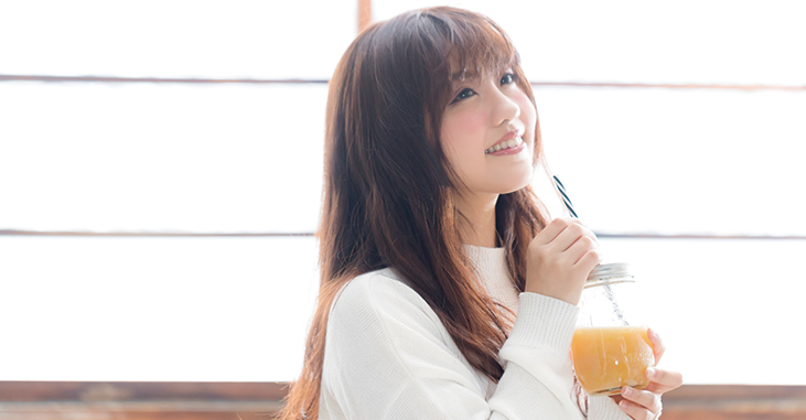 酵素ドリンクを飲んで笑顔の女性