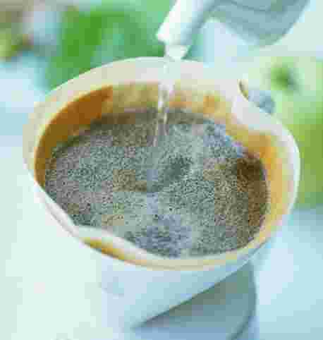 カフェイン配合のコーヒー豆をドリップする