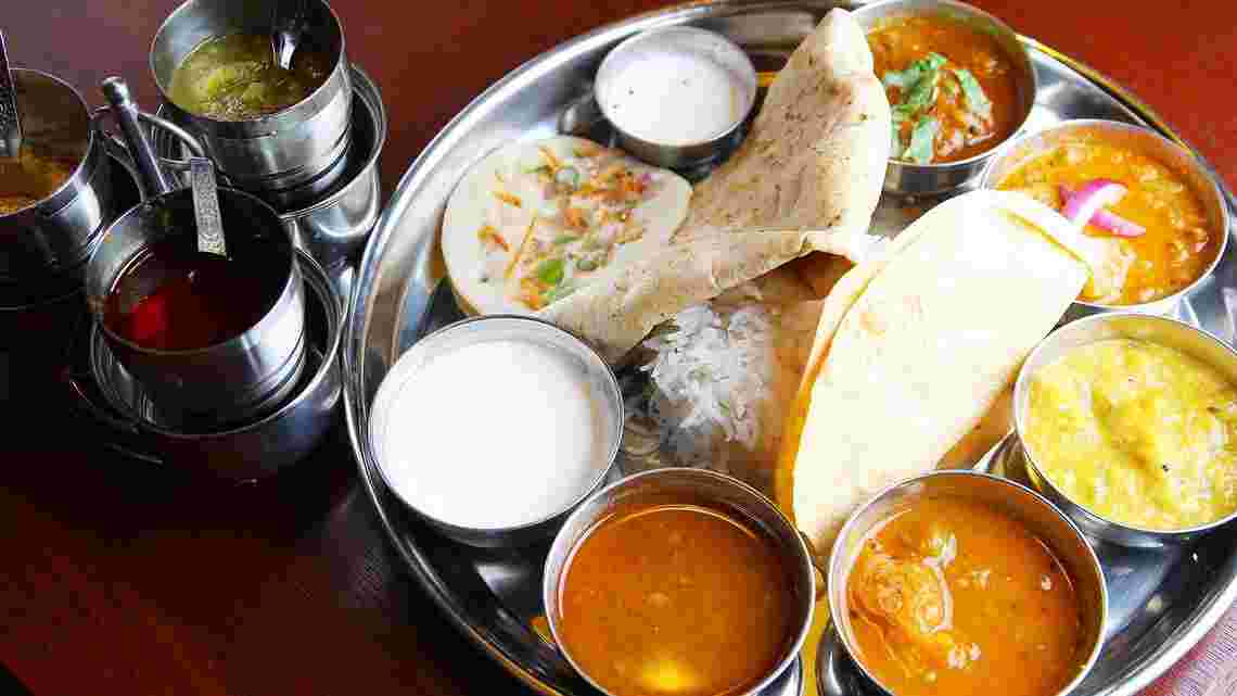 ナンと数種類のインドカレーの味を楽しめる小分けにされたインドカレーの様子
