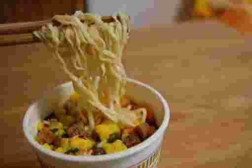 カップラーメンの麺リフト