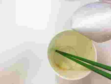 食べ終わったカップラーメンのアップ