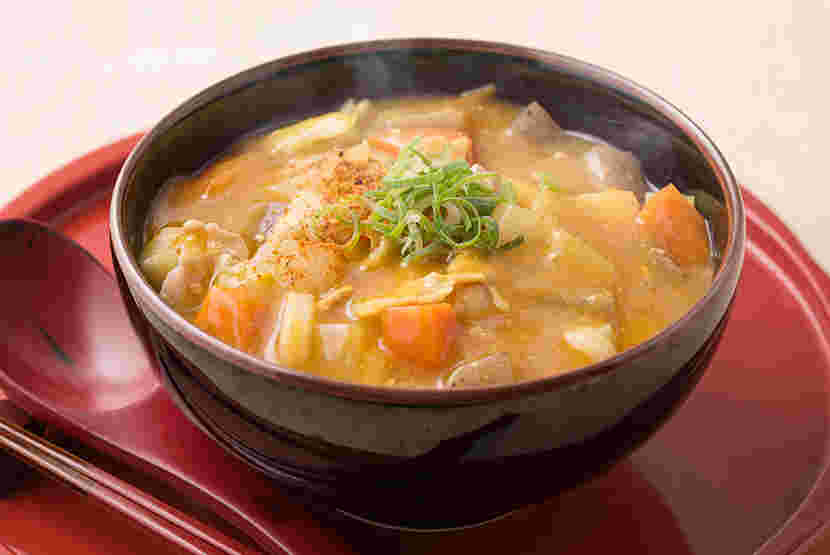 豚汁で作ったカレーうどんの写真