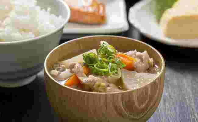 豚汁を中央にして、ご飯、鮭、卵焼きが映っている写真