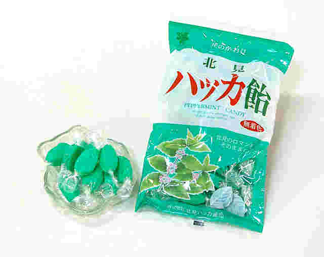 お皿に入れたハッカ飴とパッケージ