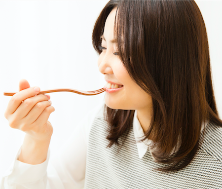 食事中の女性