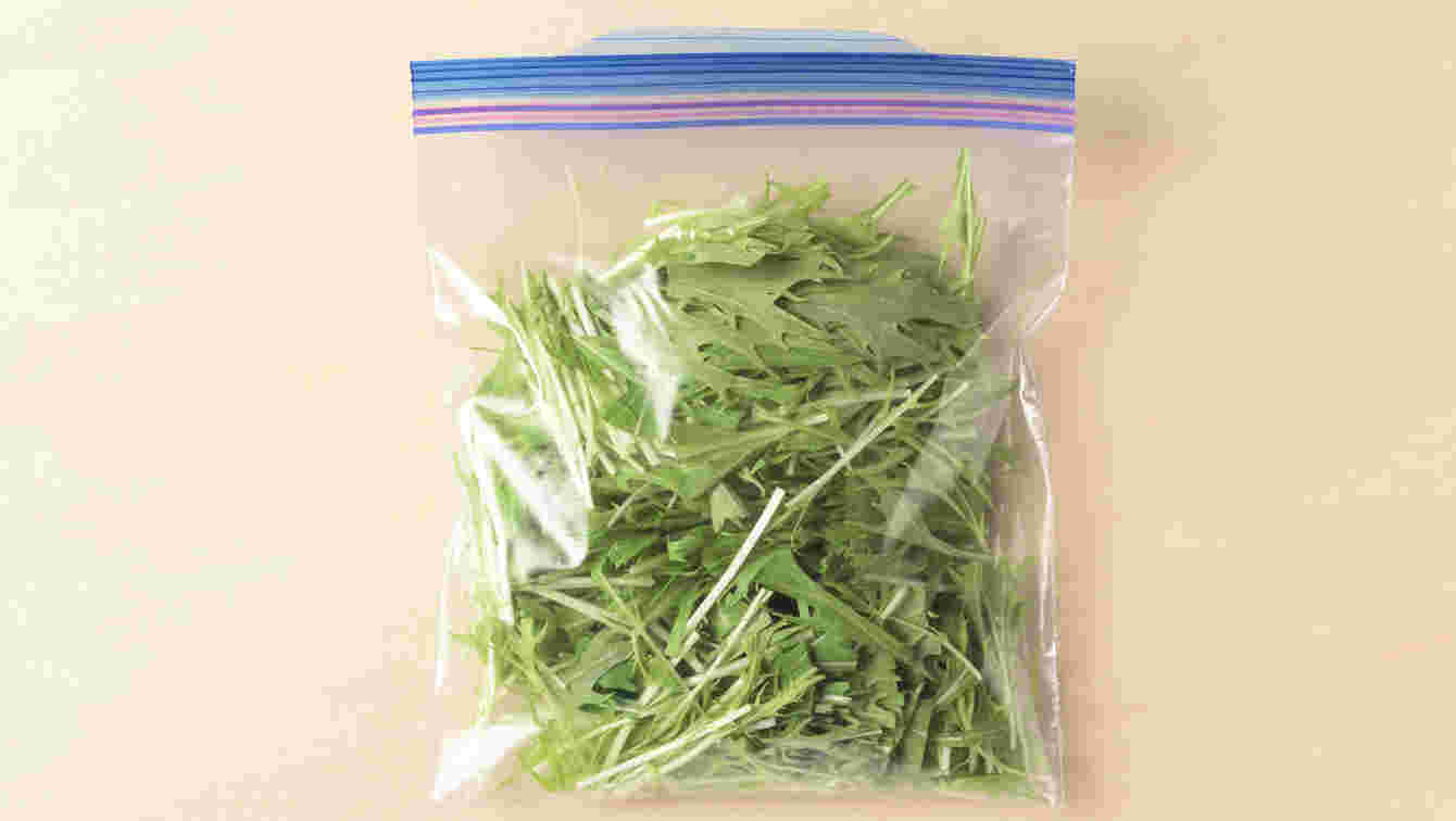 密閉袋に入れた水菜
