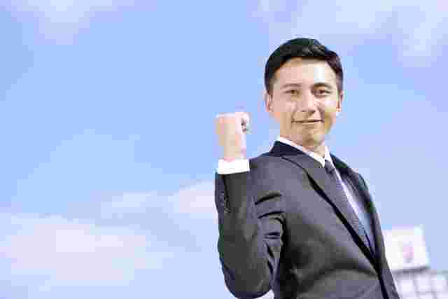 ガッツポーズをするサラリーマン